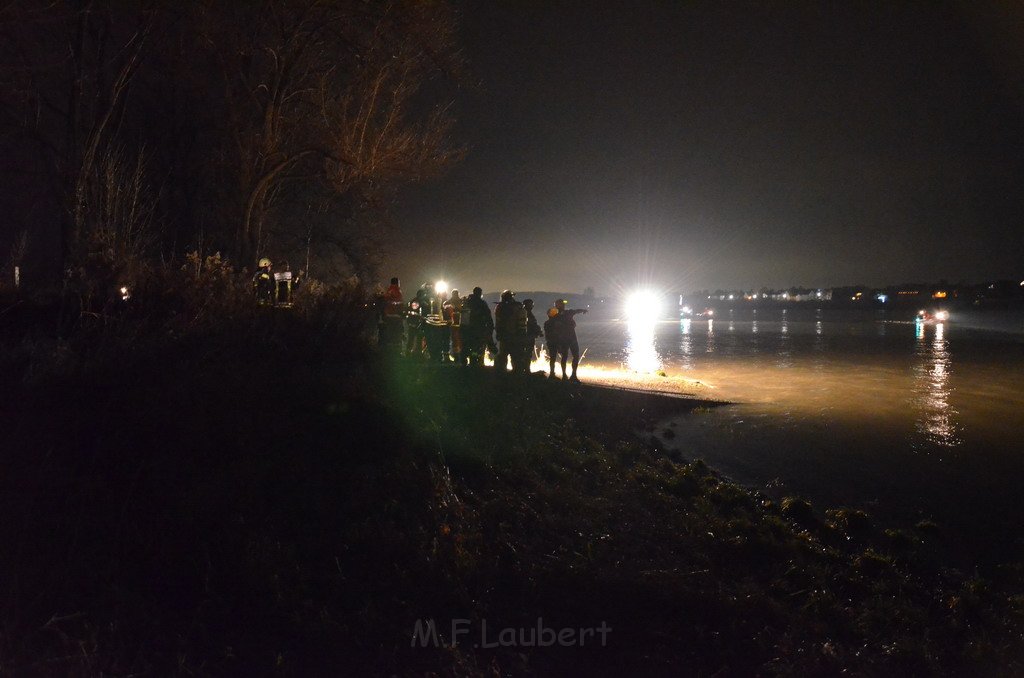 Einsatz BF Koeln PKW im Rhein Mondorf Hersel P048.JPG